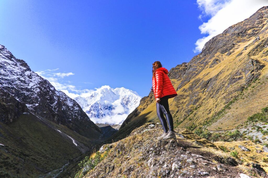 Verschiedenste Wege führen zum Machu Picchu, für mich kommt aber nur eine Option in Frage: Wandern! Und so geht es in vier Tagen auf dem Salkantay Trek durch die faszinierende Andenlandschaft, vorbei an blauen Lagunen und weiter hinab in den saftgrünen Regenwald bis ich schließlich von oben auf die Inka-Ruine hinabblicken darf.