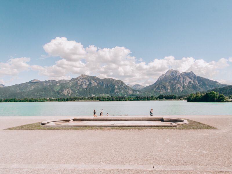 Forggensee mit Schloss Neuschwanstein im Hintergrund