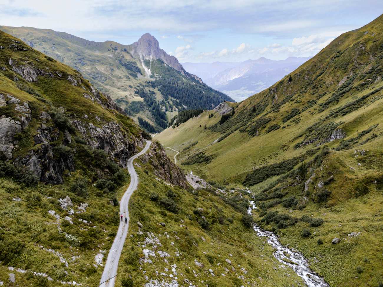 Drohnenfoto mit Blick auf die Tschaggunser Mittagsspitze
