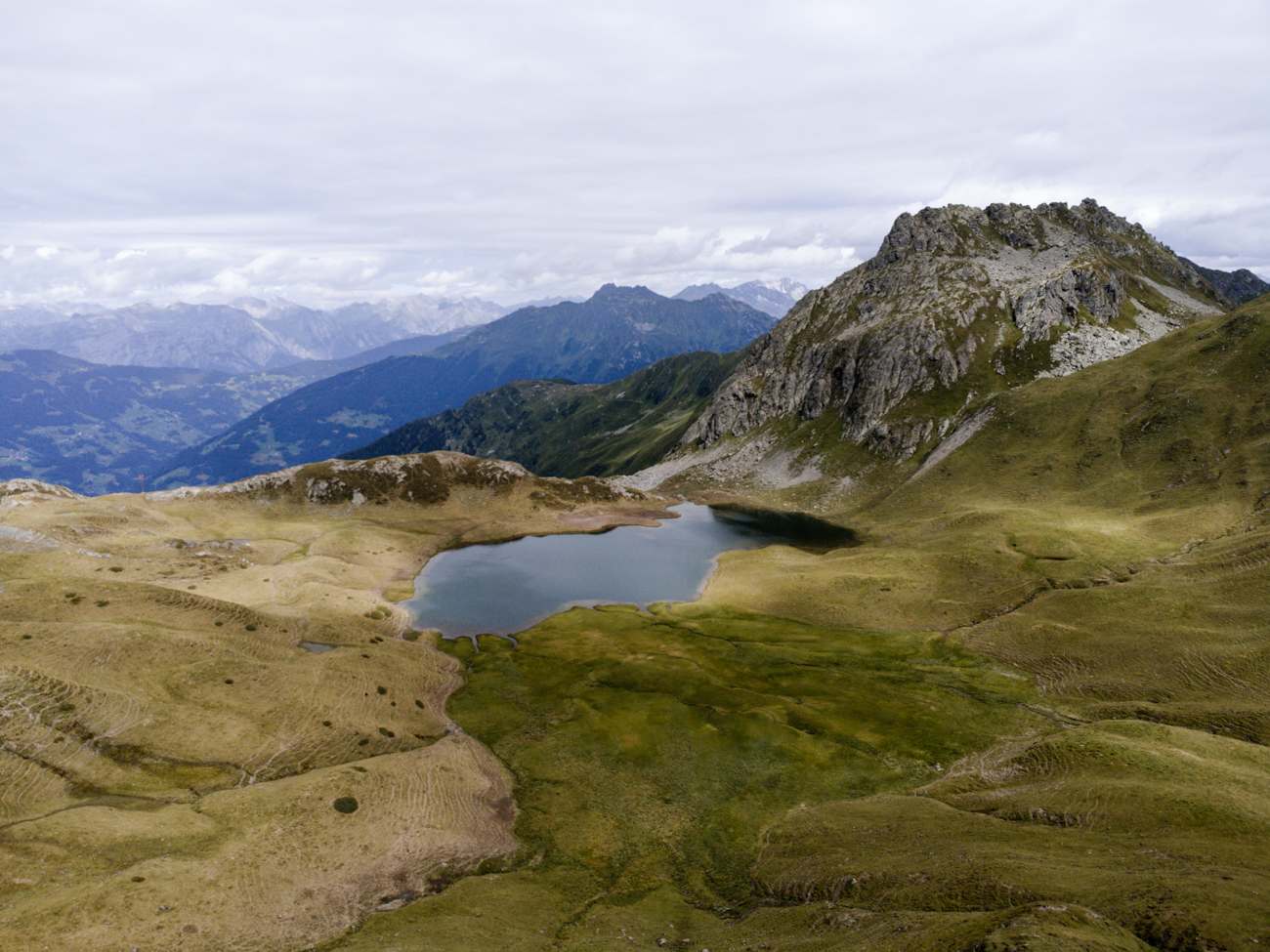 Malerisch liegt der Tilisunasee unterhalb der Hütte