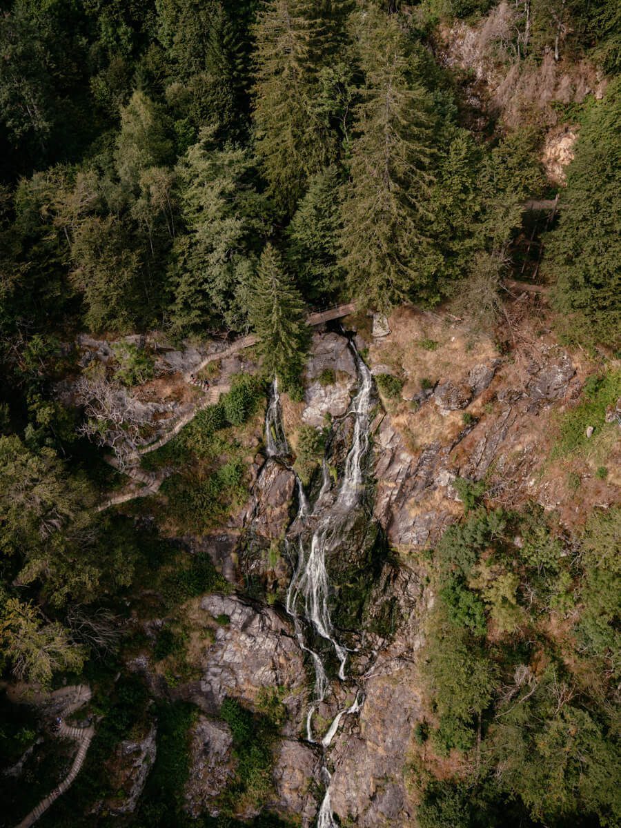 2024-08-Schwarzwald-Wasserfallsteig-9 Blick von oben auf den Todtnauer Wasserfall