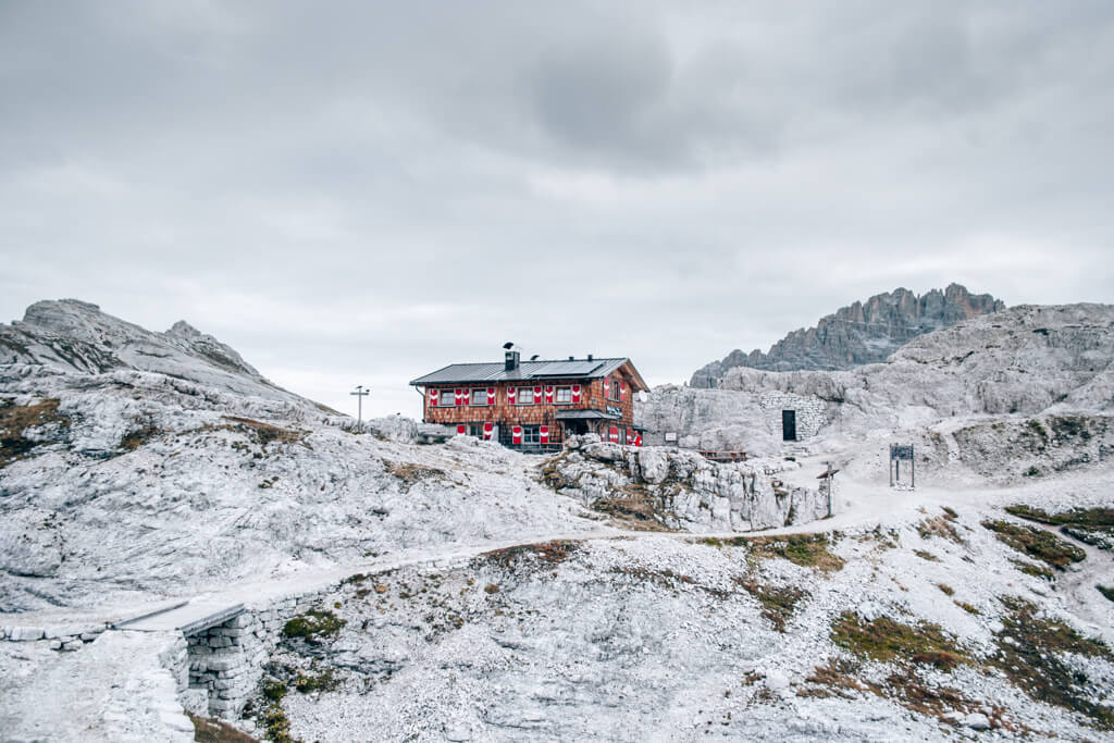 Blick auf die Büllelejochhütte in den Dolomiten
