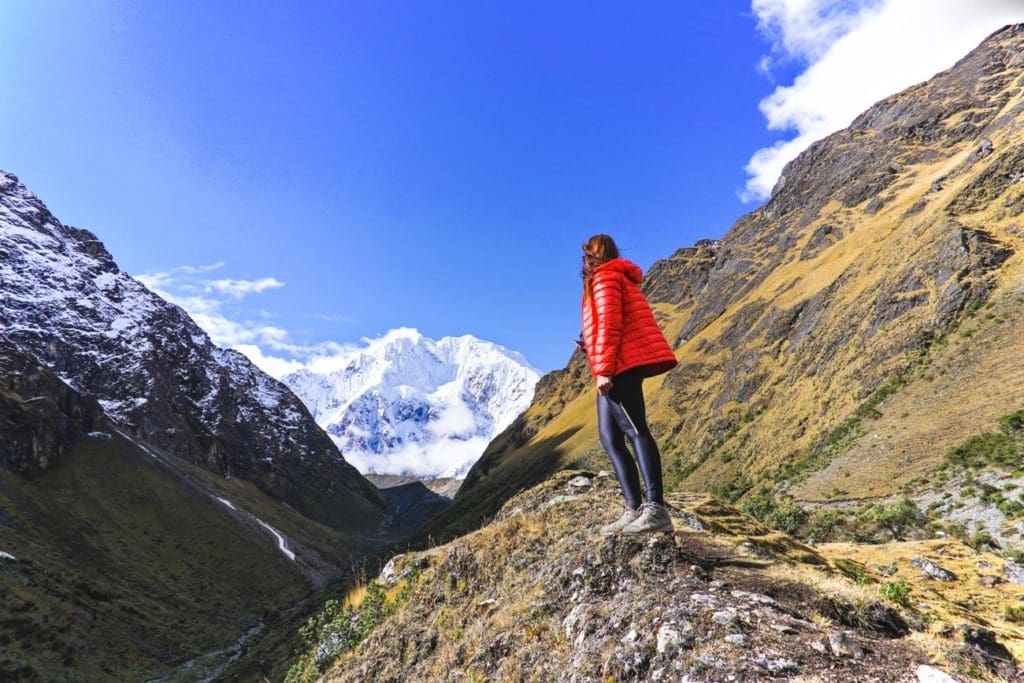 Verschiedenste Wege führen zum Machu Picchu, für mich kommt aber nur eine Option in Frage: Wandern! Und so geht es in vier Tagen auf dem Salkantay Trek durch die faszinierende Andenlandschaft, vorbei an blauen Lagunen und weiter hinab in den saftgrünen Regenwald bis ich schließlich von oben auf die Inka-Ruine hinabblicken darf.