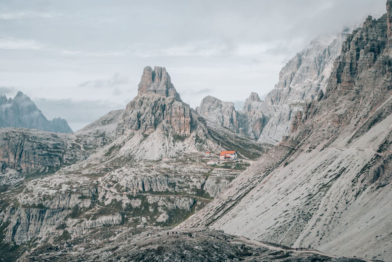 Blick auf die Dreizinnenhütte in den Dolomiten