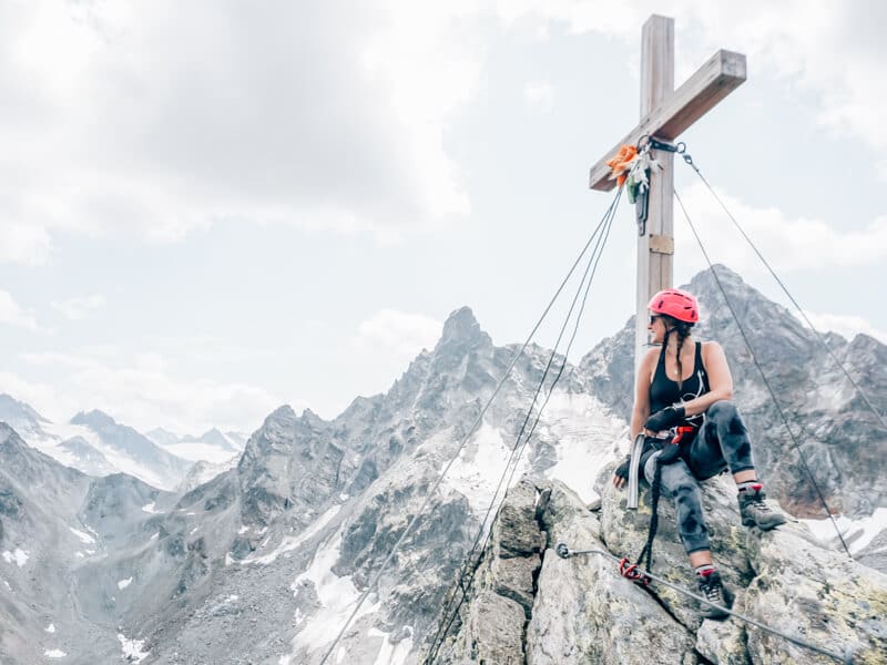 Gletscher und massive Bergflanken