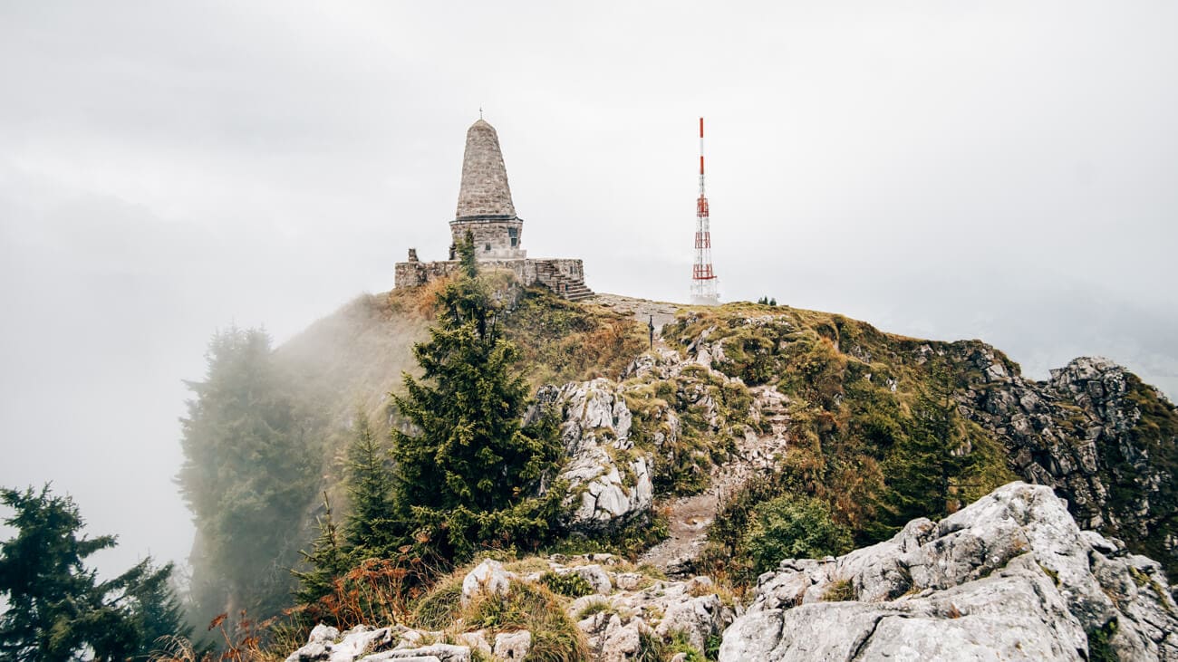 Blick auf das Jägerdenkmal und den Sendemast am Grünten