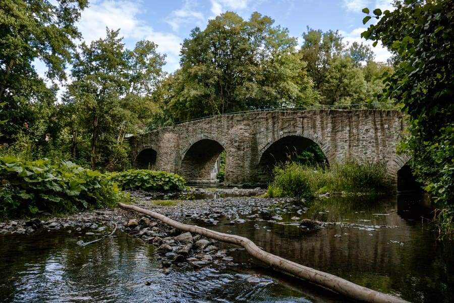 Die Nisterbrücke vor Abtei Marienstatt