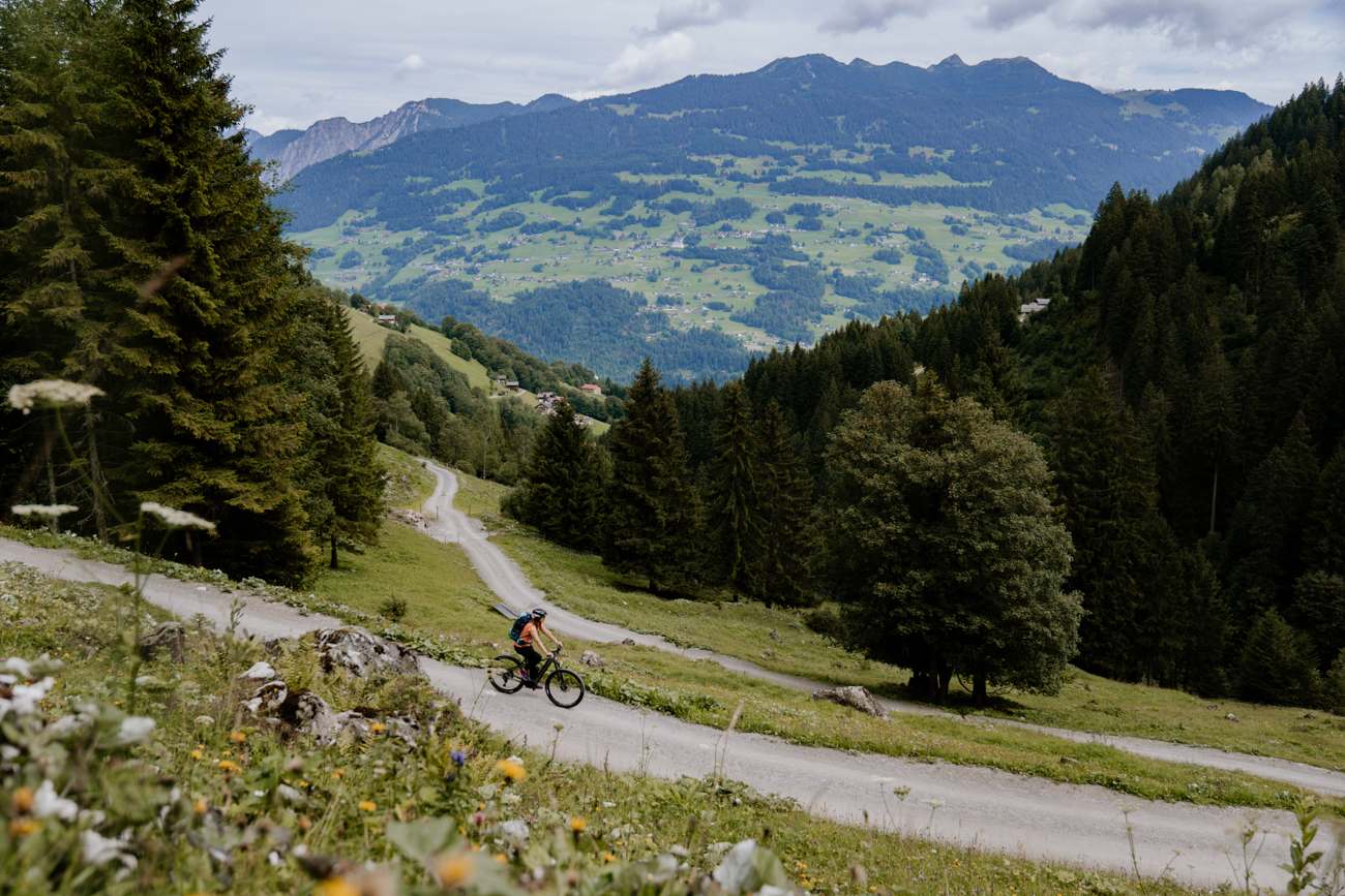 Radfahren mit Blick auf den Bartholomäeberg