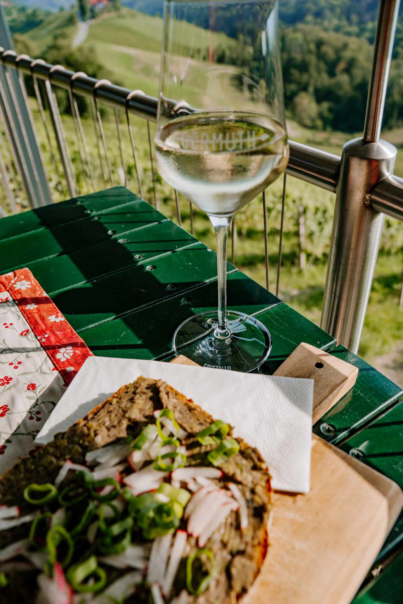 Brettljause und ein Glas Wein in der Buschenschank