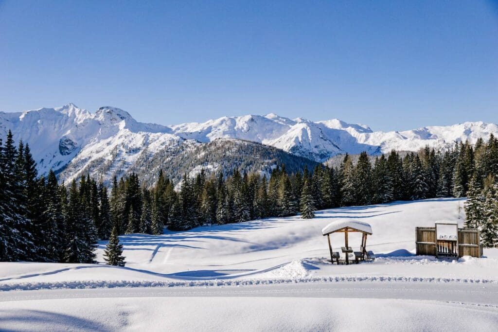 Blick auf die verschneiden Berge in Kartitsch, Osttirol