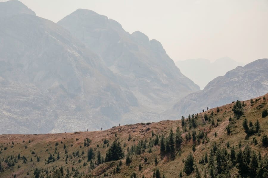 Wanderer am Kamm vor den Verfluchen Bergen im Balkan