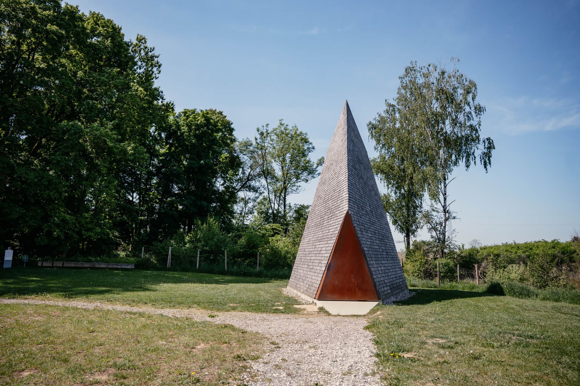 Die Kapelle Ludwigschaige steht umgeben von Bäumen und Wiesen in der Natur