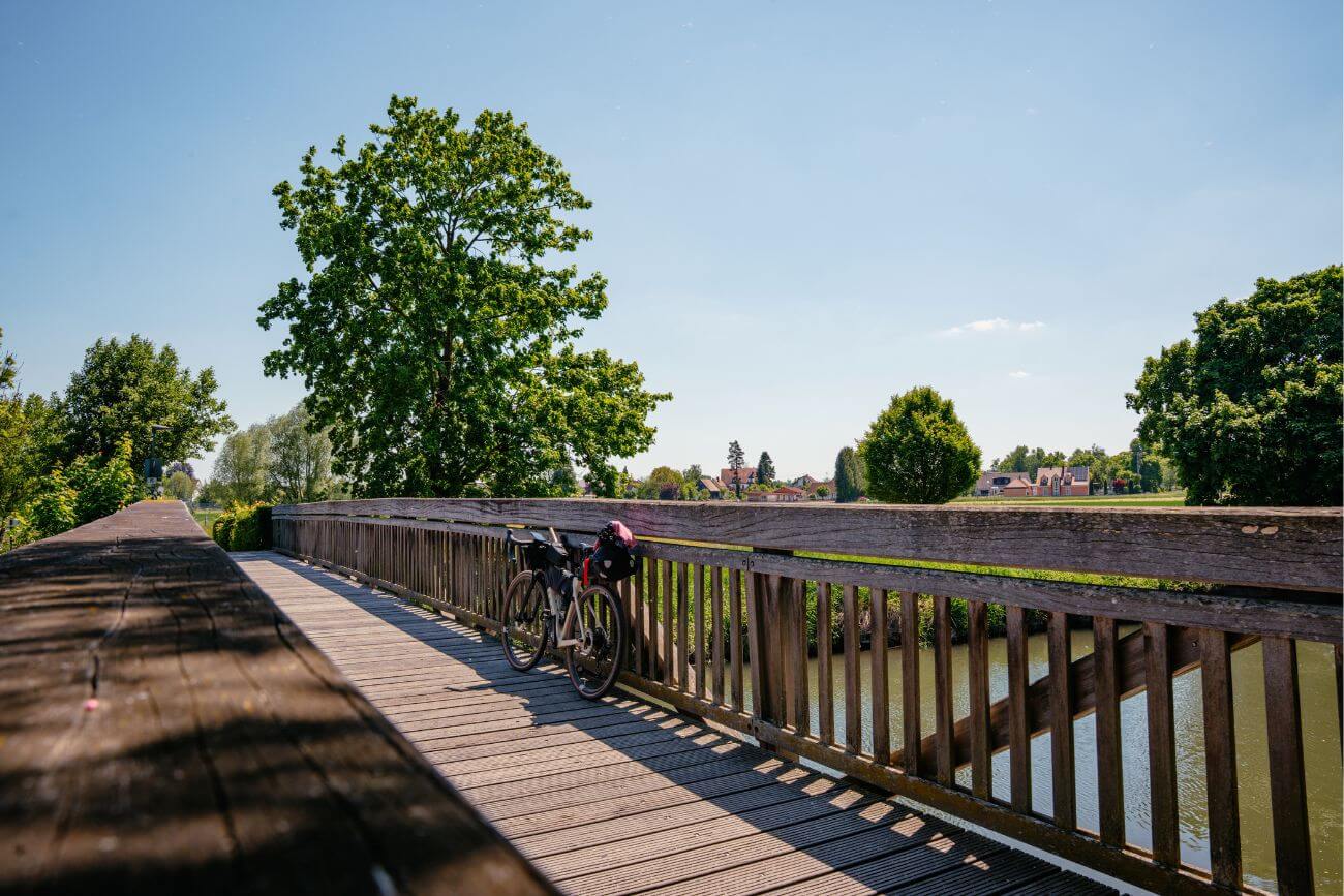 Fahrrad auf Brücke über Fluss beim Sieben Kapellen Radweg im Dillinger Land