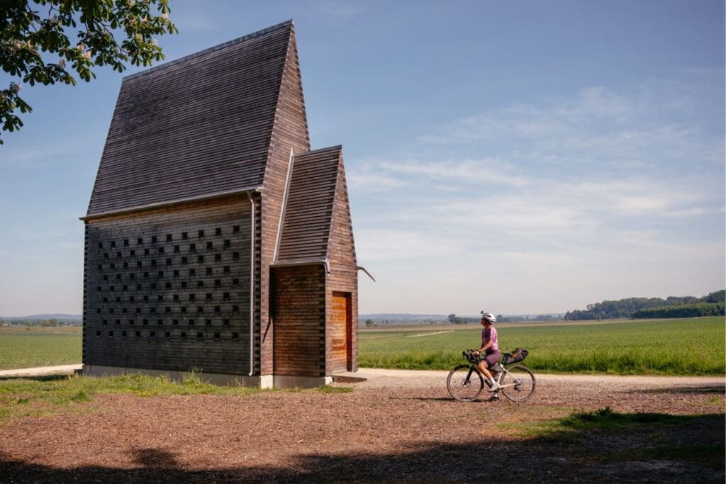 Radfahrer vor Kapelle auf dem Sieben-Kapellen-Weg