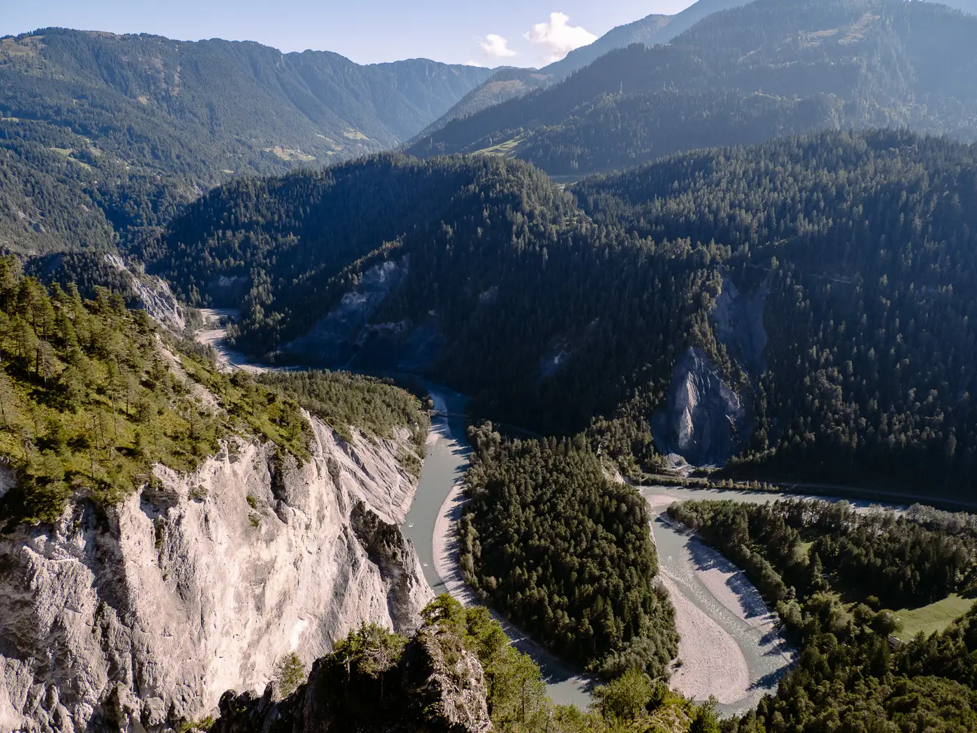 Blick in die beeindruckende Rheinschlucht bei Flims von oben