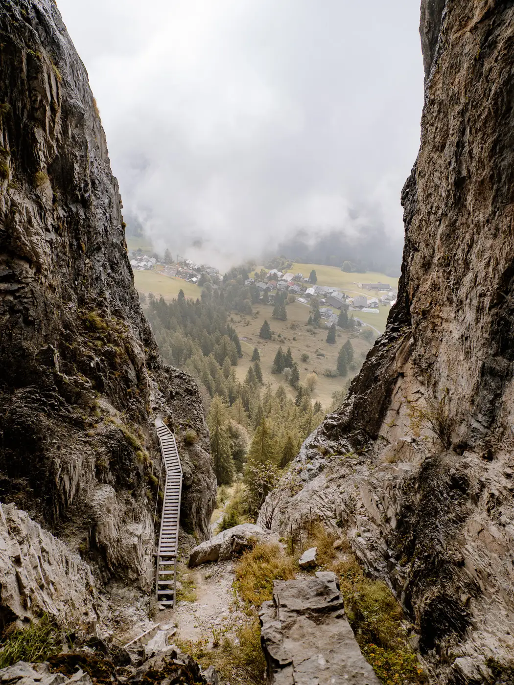 Blick vom Klettersteig hinunter Richtung Flims