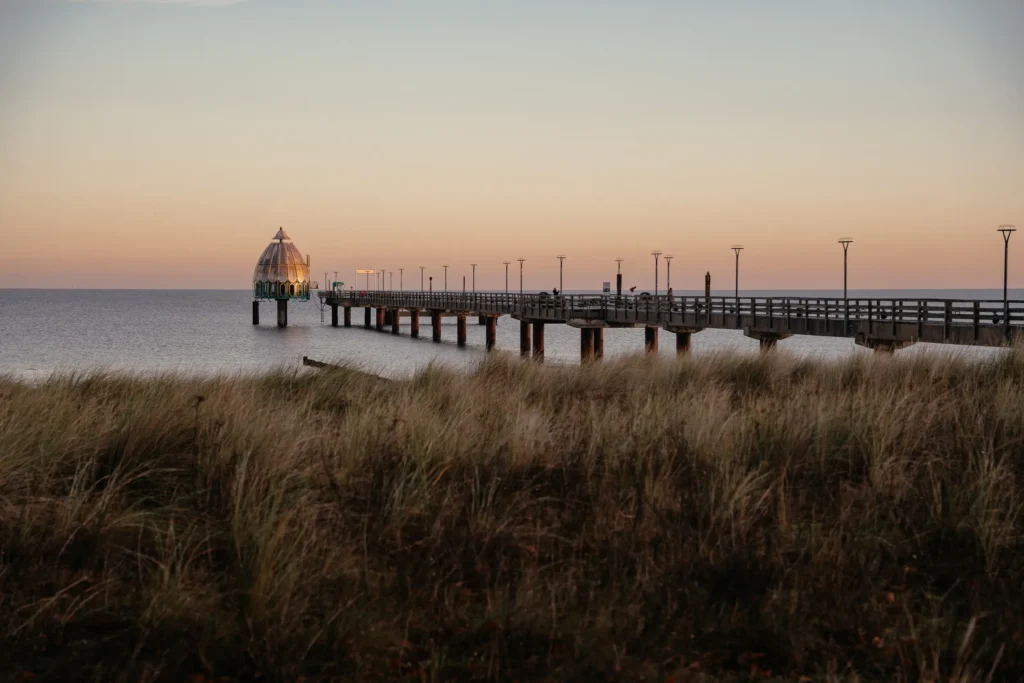 Blick auf die Seebrücke Zingst bei Sonnenaufgang