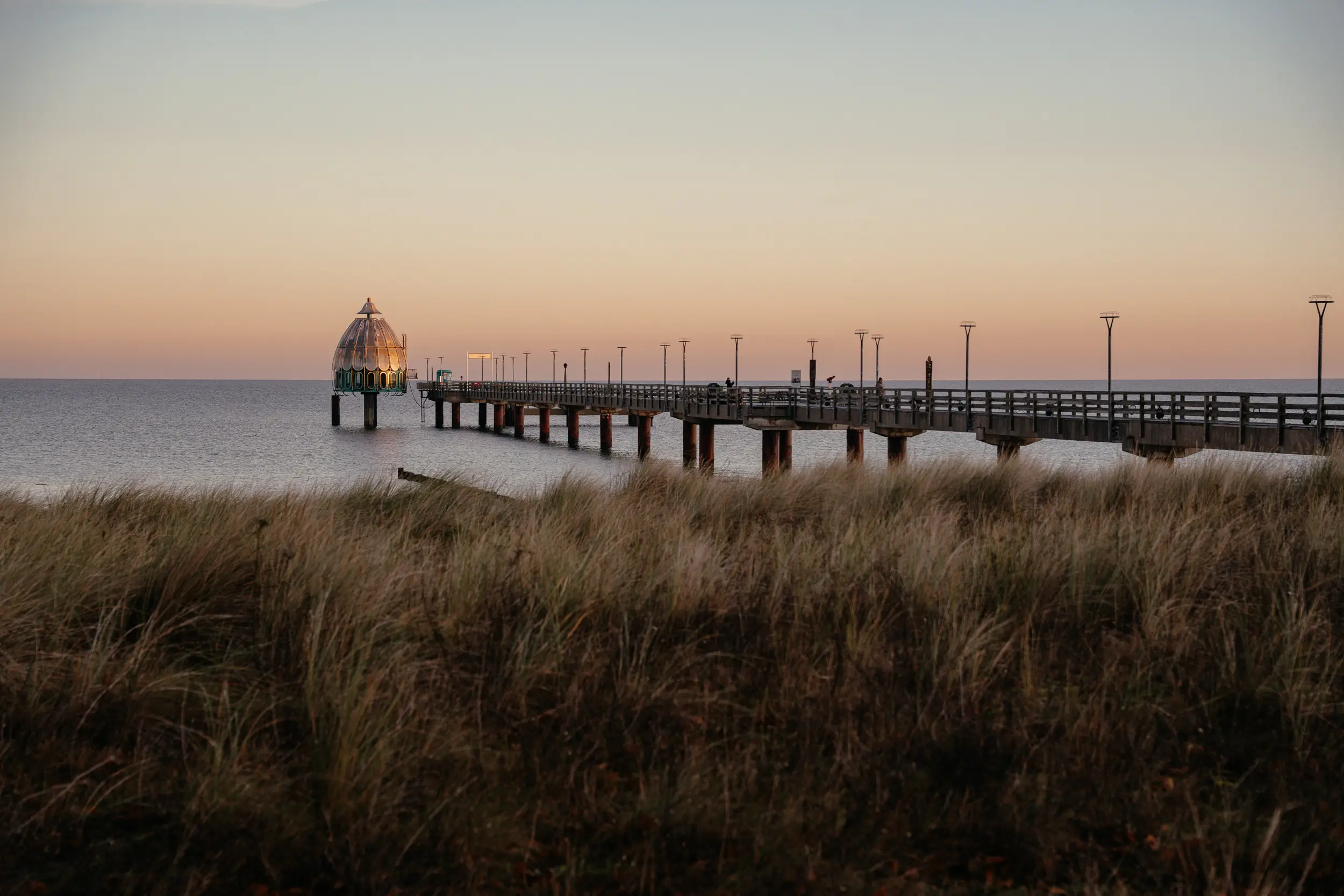 Blick auf die Seebrücke Zingst bei Sonnenaufgang